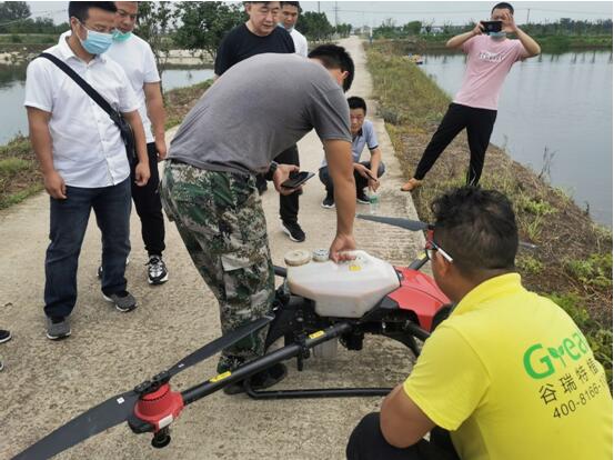 湖北荊門農(nóng)航站舉辦水產(chǎn)養(yǎng)殖無人機(jī)防治技術(shù)推廣示范現(xiàn)場會